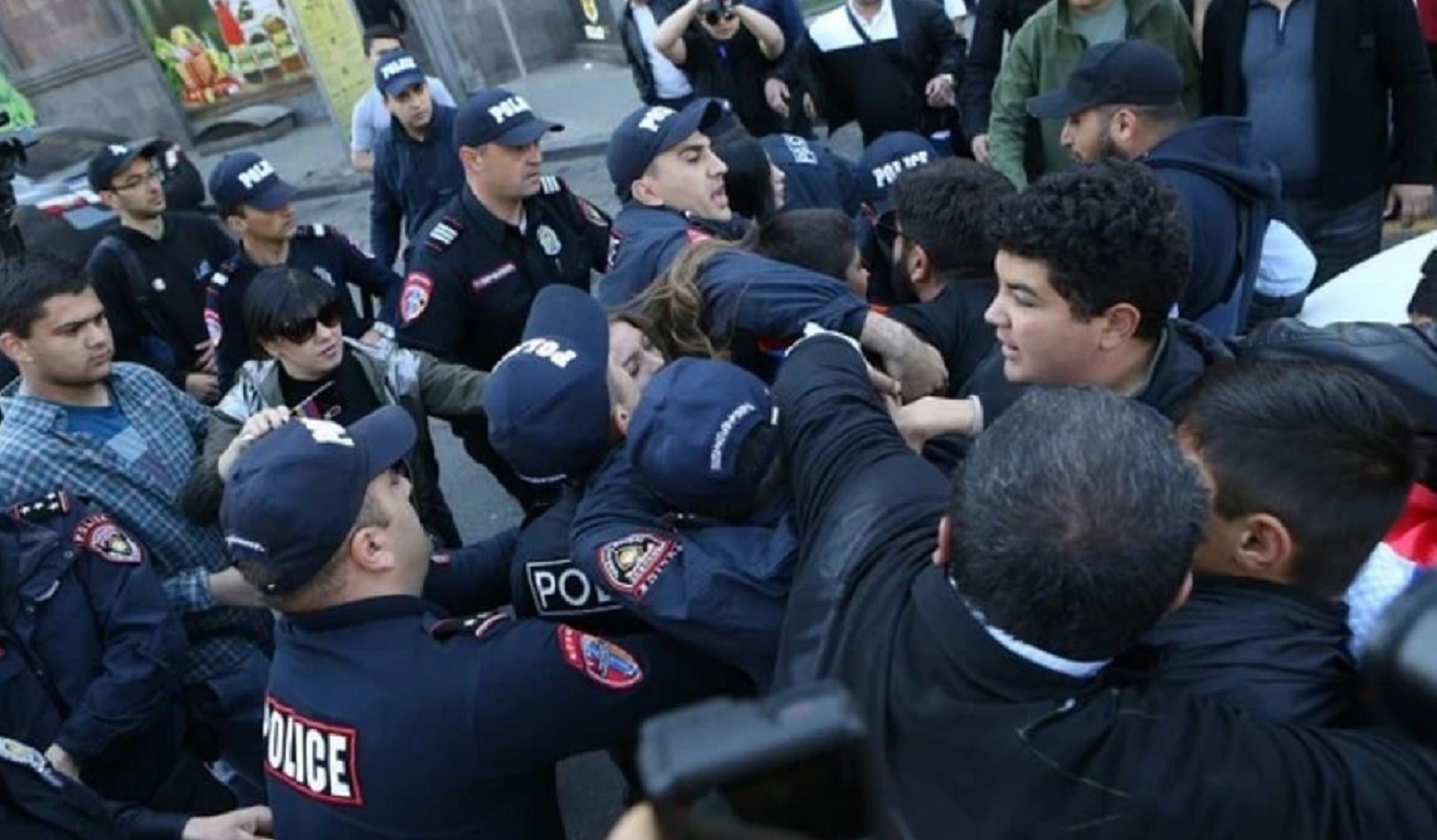 Բախումների ընթացքում ոստիկանականների հարվածներից լրագրողներ են տուժել